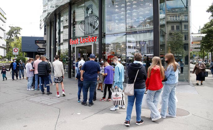 Foto Manuel Geisser 29.05.2021 Zürich : Passanten vor einem Foot Locker Store in Zürich