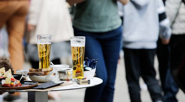 Foto Manuel Geisser 29.05.2021 Zürich : Bier und Zigaretten Gartenwirtschaft Zürich