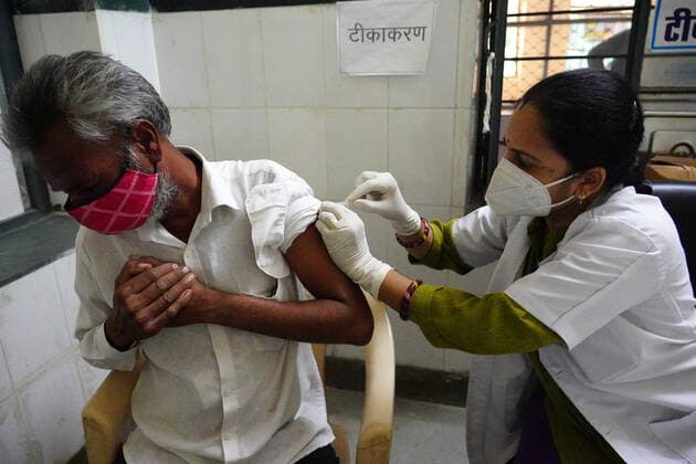 Virus Outbreak India Indian Health Worker Inoculates People With A Dose Of The Covid-19 Coronavirus Vaccine At A Vaccination Centre In Pushkar, Rajasthan, India On 30 May 2021. Pushkar Rajasthan India sharma-notitle210530_npMcn  Copyright: xHimanshuxSharmax