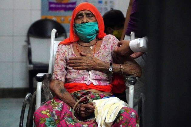 Virus Outbreak India Indian Health Worker Inoculates People With A Dose Of The Covid-19 Coronavirus Vaccine At A Vaccination Centre In Pushkar, Rajasthan, India On 30 May 2021. Pushkar Rajasthan India sharma-notitle210530_np8pR  Copyright: xHimanshuxSharmax