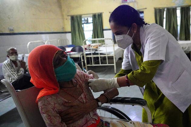 Virus Outbreak India Indian Health Worker Inoculates People With A Dose Of The Covid-19 Coronavirus Vaccine At A Vaccination Centre In Pushkar, Rajasthan, India On 30 May 2021. Pushkar Rajasthan India sharma-notitle210530_npjmG  Copyright: xHimanshuxSharmax