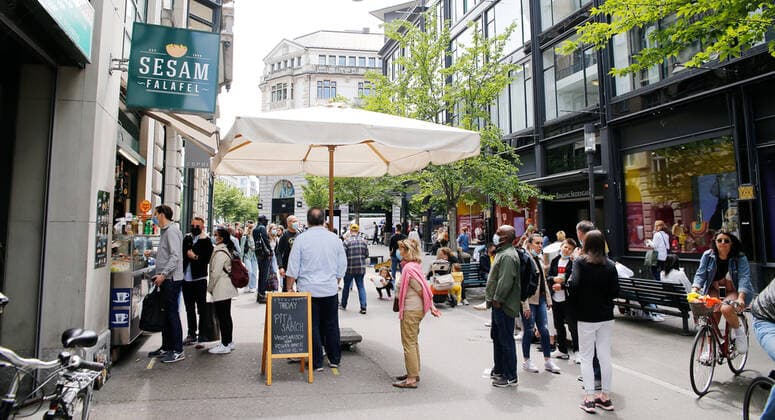 Foto Manuel Geisser 29.05.2021 Zürich : Gastrobranche Schnellimbiss Schlange vor Kebabstand Zürich