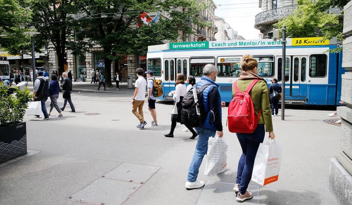 Foto Manuel Geisser 29.05.2021 Zürich : Passanten mit Einkaufstaschen Bahnhofstrasse Zürich