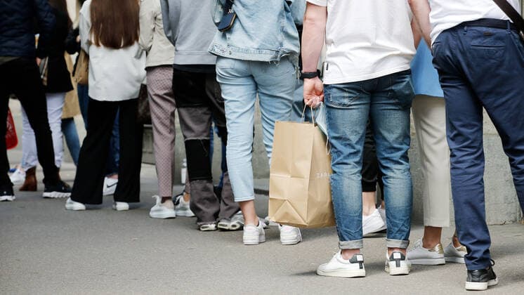 Foto Manuel Geisser 29.05.2021 Zürich : Menschenschlange vor einem Kleiderladen an der Bahnhofstrasse in Zürich