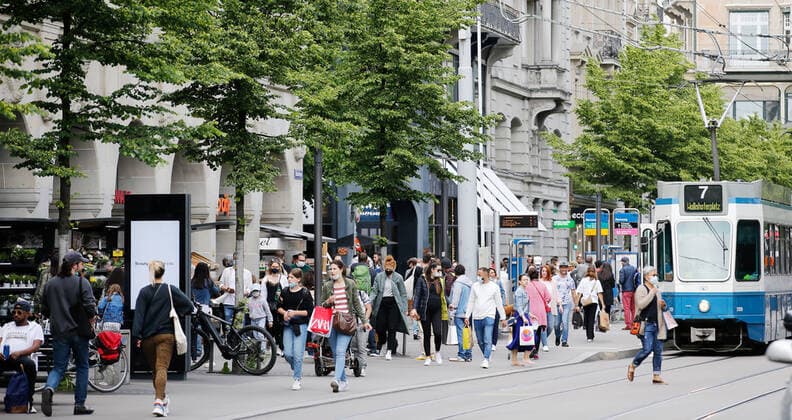 Foto Manuel Geisser 29.05.2021 Zürich : Passanten mit Einkaufstaschen an der Bahnhofstrasse Zürich