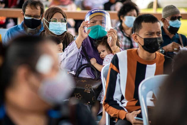 (210530) -- KLANG, May 30, 2021 -- People wearing face masks wait for COVID-19 swab tests in Klang, Selangor, Malaysia, May 30, 2021. Malaysia reported 6,999 new COVID-19 infections, the health ministry said Sunday, bringing the national total to 565,533. (Photo by Xinhua) MALAYSIA-COVID-19-CASES ChongxVoonxChung