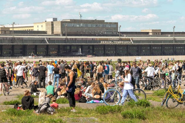 Bilder des Jahres 2021, News 05 Mai News Themen der Woche KW21 News Bilder des Tages 30.05.2021,Berlin,Deutschland,GER,das Tempelhofer Feld.Am heutigen Sonntag ist jung und alt vor Ort.Es wird getanzt. *** 30 05 2021,Berlin,Germany,GER,the Tempelhofer Feld This Sunday young and old are on site There will be dancing