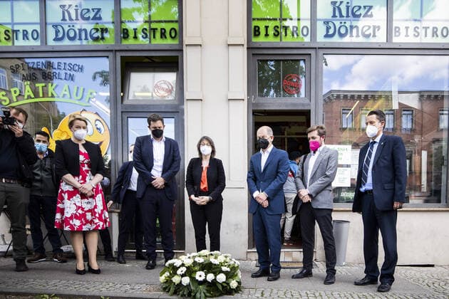 Bilder des Jahres 2021, News 05 Mai News Themen der Woche KW21 News Bilder des Tages Olaf Scholz, Kanzlerkandidat der SPD, aufgenommen bei einem Besuch des Kiez-Doener, der im Oktober 2019 Ziel eines rechtsextremistischen Anschlages wurde, in Halle, 30.05.2021. Halle Deutschland *** Olaf Scholz, SPD candidate for chancellor, pictured during a visit to the Doener neighbourhood, which was the target of a far-right attack in October 2019, in Halle, 30 05 2021 Halle Germany Copyright: xFlorianxGaertner photothek.dex