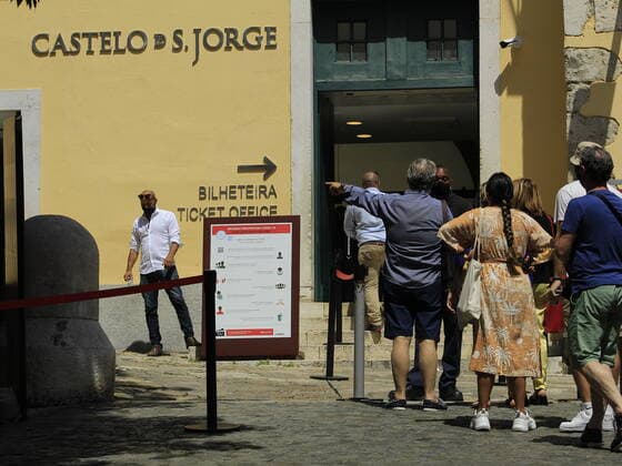 Castle of Sao Jorge in Lisbon (INT) Castle of Sao Jorge in Lisbon. May 30, 2021, Lisbon, Portugal: Great movement of people and to visit the Castle of Sao Jorge and also its surroundings, on Sundays, the operation of the Castle is until 1pm. The first forts of the Castle date from the 1st century BC, having been rebuilt several times by various peoples and given different names. The current name derives from the devotion of the Castle to Sao Jorge, patron saint of knights and crusades. Credit: Edson de Souza Thenews2 Castle of Sao Jorge in Lisbon  Copyright: xEdsonxdexSouzax