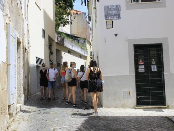 Castle of Sao Jorge in Lisbon. May 30, 2021, Lisbon, Portugal: Great movement of people and to visit the Castle of Sao Jorge and also its surroundings, on Sundays, the operation of the Castle is until 1pm. The first forts of the Castle date from the 1st century BC, having been rebuilt several times by various peoples and given different names. The current name derives from the devotion of the Castle to Sao Jorge, patron saint of knights and crusades. Castle of Sao Jorge in Lisbon.  Copyright: xEdsonxdexSouzax
