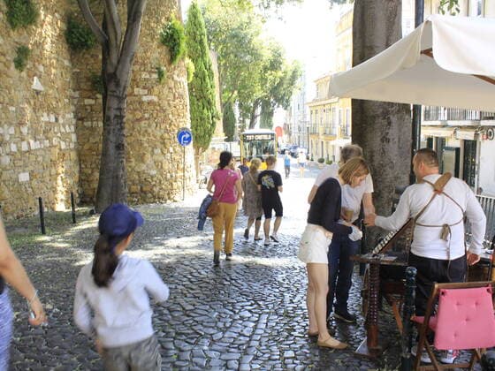 Castle of Sao Jorge in Lisbon (INT) Castle of Sao Jorge in Lisbon. May 30, 2021, Lisbon, Portugal: Great movement of people and to visit the Castle of Sao Jorge and also its surroundings, on Sundays, the operation of the Castle is until 1pm. The first forts of the Castle date from the 1st century BC, having been rebuilt several times by various peoples and given different names. The current name derives from the devotion of the Castle to Sao Jorge, patron saint of knights and crusades. Credit: Edson de Souza Thenews2 Castle of Sao Jorge in Lisbon  Copyright: xEdsonxdexSouzax