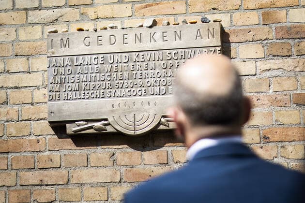 Olaf Scholz, Kanzlerkandidat der SPD, aufgenommen bei einem Besuch der Synagoge, die im Oktober 2019 Ziel eines rechtsextremistischen Anschlages wurde, in Halle, 30.05.2021. Halle Deutschland *** Olaf Scholz, SPD candidate for chancellor, photographed during a visit to the synagogue that was the target of a far-right attack in October 2019, in Halle, 30 05 2021 Halle Germany Copyright: xFlorianxGaertner photothek.dex