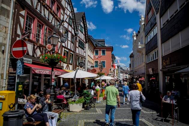 Wie hier in Ahrweiler ( Rheinland-Pfalz ) sinken die Corona-Inzidenzen weiter. Unter bestimmten Bedingungen konnte bei strahlendem Sonnenschein die Außengastronomie am letzten Mai-Wochenende 2021 wieder öffnen. Corona-Lockerungen