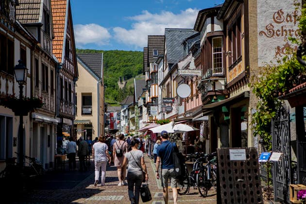 Wie hier in Ahrweiler ( Rheinland-Pfalz ) sinken die Corona-Inzidenzen weiter. Unter bestimmten Bedingungen konnte bei strahlendem Sonnenschein die Außengastronomie am letzten Mai-Wochenende 2021 wieder öffnen. Corona-Lockerungen