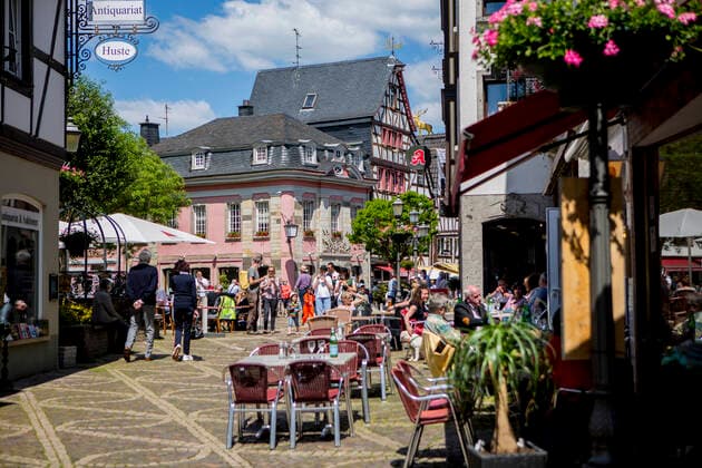 Wie hier in Ahrweiler ( Rheinland-Pfalz ) sinken die Corona-Inzidenzen weiter. Unter bestimmten Bedingungen konnte bei strahlendem Sonnenschein die Außengastronomie am letzten Mai-Wochenende 2021 wieder öffnen. Corona-Lockerungen