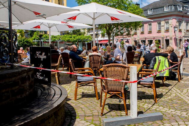 Wie hier in Ahrweiler ( Rheinland-Pfalz ) sinken die Corona-Inzidenzen weiter. Unter bestimmten Bedingungen konnte bei strahlendem Sonnenschein die Außengastronomie am letzten Mai-Wochenende 2021 wieder öffnen. Corona-Lockerungen