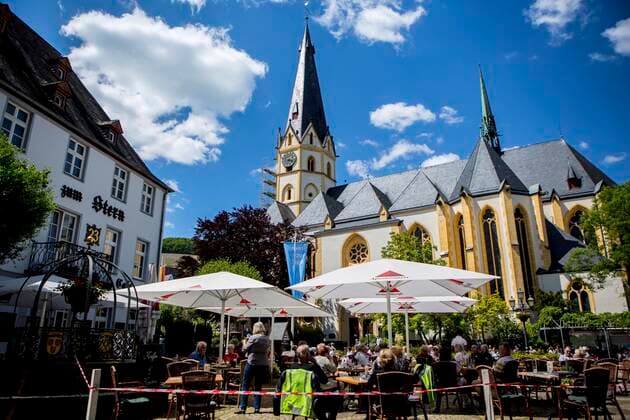 Wie hier in Ahrweiler ( Rheinland-Pfalz ) sinken die Corona-Inzidenzen weiter. Unter bestimmten Bedingungen konnte bei strahlendem Sonnenschein die Außengastronomie am letzten Mai-Wochenende 2021 wieder öffnen. Corona-Lockerungen