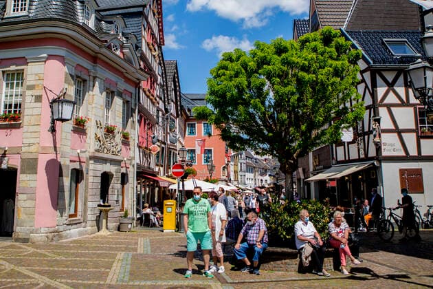 Wie hier in Ahrweiler ( Rheinland-Pfalz ) sinken die Corona-Inzidenzen weiter. Unter bestimmten Bedingungen konnte bei strahlendem Sonnenschein die Außengastronomie am letzten Mai-Wochenende 2021 wieder öffnen. Corona-Lockerungen