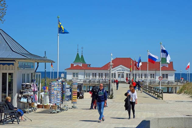 So langsam kehrt Normalität auf Usedom ein. Tagesgäste und Urlauber aus Mecklenburg-Vorpommern genießen die Freiheit. Hoteliers und Gaststätten sind bereit auf den großen Ansturm am 4. Juni, wenn Urlauber aus anderen Bundesländern kommen können. 30.05.2021 in Ahlbeck (Coronavirus)