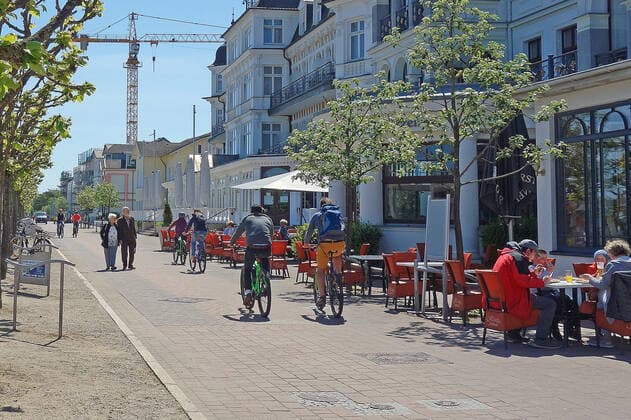 So langsam kehrt Normalität auf Usedom ein. Tagesgäste und Urlauber aus Mecklenburg-Vorpommern genießen die Freiheit. Hoteliers und Gaststätten sind bereit auf den großen Ansturm am 4. Juni, wenn Urlauber aus anderen Bundesländern kommen können. 30.05.2021 in Ahlbeck (Coronavirus)