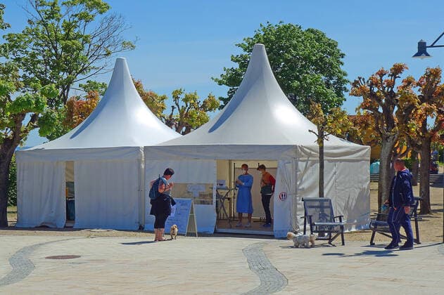Corona Testzentrum hier in Ahlbeck. So langsam kehrt Normalität auf Usedom ein. Tagesgäste und Urlauber aus Mecklenburg-Vorpommern genießen die Freiheit. Hoteliers und Gaststätten sind bereit auf den großen Ansturm am 4. Juni, wenn Urlauber aus anderen Bundesländern kommen können. 30.05.2021 in Ahlbeck (Coronavirus)
