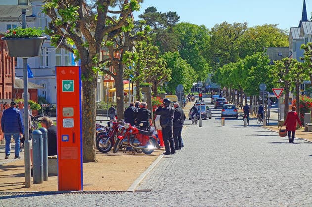 Oldtimer Motorräder hier in Zinnowitz. So langsam kehrt Normalität auf Usedom ein. Tagesgäste und Urlauber aus Mecklenburg-Vorpommern genießen die Freiheit. Hoteliers und Gaststätten sind bereit auf den großen Ansturm am 4. Juni, wenn Urlauber aus anderen Bundesländern kommen können. 30.05.2021 in Zinnowitz (Coronavirus)