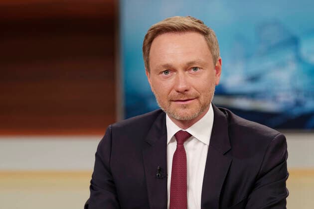 Christian Lindner 2021-05-0, Deutschland, Berlin - Christian Lindner (FDP), Bundesvorsitzender und Fraktionschef im Bundestag, zu Gast bei Anne Will im Ersten. Thema in der ARD-Politiktalkrunde: Das große Impfversprechen - wo steht Deutschland im zweiten Pandemie-Sommer? *** Christian Lindner 2021 05 0, Germany, Berlin Christian Lindner FDP , Federal Chairman and parliamentary group leader in the Bundestag, as a guest on Anne Will in the First Topic in the ARD Politiktalkrunde The great vaccination promise where is Germany in the second Pandemic Summer