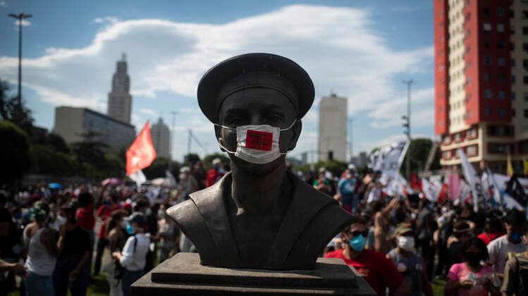 May 29, 2021, Rio de Janeiro, Rio de Janeiro, Brazil: MAY 30, , 2021, Rio de Janeiro, Rio de Janeiro, Brazi , May 30- 2021 - ..Protesters made a big protest against the Government of President Jair Bolsonaro, against the lack of vaccines to fight the Covid pandemic19, protesters kicked and set fire to the head of a doll of President Jair Bolsonaro,Protesters paid tribute to former President Luiz Inacio Lula da Silva, a giant doll was displayed on Avenida Presidente Vargas downtown. Rio de Janeiro Brazil - ZUMAt142 20210529_zap_t142_070 Copyright: xFabioxTeixeirax