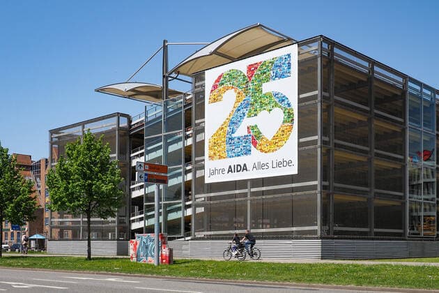 News Bilder des Tages Rostock: 25 Jahre AIDA - Kreuzfahrtunternehmen feiert Geburtstag - 30.05.2021: AIDA Cruises feiert ein Vierteljahrhundert mit großen Kreuzfahrtgefühlen: Das Geburtstagsmotto - 25 Jahre AIDA. Alles Liebe. - steht für die gemeinsame Liebe zum Reisen und zum Urlaub auf dem Meer, Herzblut und Gastfreundschaft, Begeisterung für Schiffe und Innovationen sowie der Verantwortung für Umwelt und Gesellschaft. Online-Jubiläumsshow am 10. Juni, 19:00 Uhr. Rostock Mecklenburg-Vorpommern Deutschland *** Rostock 25 years AIDA cruise company celebrates birthday 30 05 2021 AIDA Cruises celebrates a quarter of a century with great cruise feelings The birthday motto 25 years AIDA All Love stands for the common love of travel and holidays at sea, passio