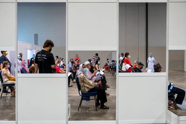 (210531) -- KUALA LUMPUR, May 31, 2021 -- People wait to receive the COVID-19 vaccines at a vaccination center in Kuala Lumpur, Malaysia, May 31, 2021. Malaysia on Monday reported 6,824 new confirmed cases of COVID-19, bringing the total tally to 572,357. Health Ministry Director-General Noor Hisham Abdullah said in a press statement that three of the new cases were imported and 6,821 were locally transmitted. (Photo by Xinhua) MALAYSIA-COVID-19-CASES ChongxVoonxChung 
