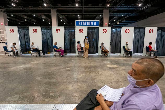 (210531) -- KUALA LUMPUR, May 31, 2021 -- People wait to receive the COVID-19 vaccines at a vaccination center in Kuala Lumpur, Malaysia, May 31, 2021. Malaysia on Monday reported 6,824 new confirmed cases of COVID-19, bringing the total tally to 572,357. Health Ministry Director-General Noor Hisham Abdullah said in a press statement that three of the new cases were imported and 6,821 were locally transmitted. (Photo by Xinhua) MALAYSIA-COVID-19-CASES ChongxVoonxChung 