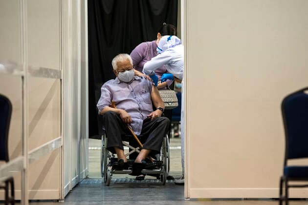 (210531) -- KUALA LUMPUR, May 31, 2021 -- A man receives the COVID-19 vaccine at a vaccination center in Kuala Lumpur, Malaysia, May 31, 2021. Malaysia on Monday reported 6,824 new confirmed cases of COVID-19, bringing the total tally to 572,357. Health Ministry Director-General Noor Hisham Abdullah said in a press statement that three of the new cases were imported and 6,821 were locally transmitted. (Photo by Xinhua) MALAYSIA-COVID-19-CASES ChongxVoonxChung 
