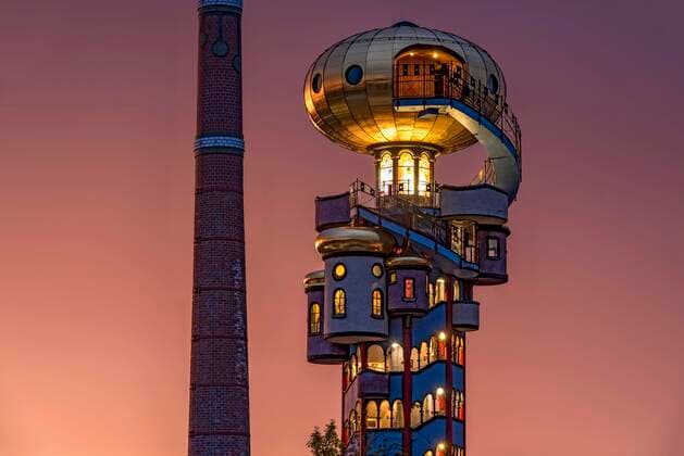 Kuchlbauer-Turm oder Hundertwasser-Turm von Friedensreich Hundertwasser und Peter Pelikan mit Schornstein der Brauerei Kuchlbauer, Biergarten in Kuchlbauer s Bierwelt, Abensberg, Niederbayern, Bayern, Deutschland, Europa Copyright: imageBROKER/RaimundxKutter iblrai06745165.jpg