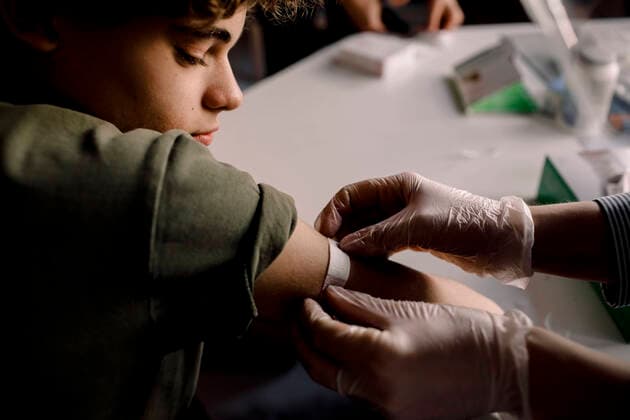 Female healthcare worker applying bandage to boy s arm Sweden, Stockholm, model released, property released Copyright: xMaskotx , MA86529