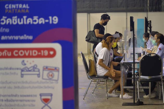 (210531) -- BANGKOK, May 31, 2021 -- Citizens receive the COVID-19 vaccines developed by Chinese pharmaceutical company Sinovac in Bangkok, Thailand, May 31, 2021. Thai capital Bangkok announced Monday to ease some COVID-19 bans on venues such as museums, parks and massage parlors despite continued surge in new infections. ) THAILAND-BANGKOK-COVID-19-VACCINATION RachenxSageamsak 