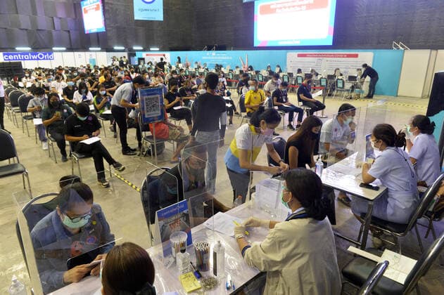News Bilder des Tages (210531) -- BANGKOK, May 31, 2021 -- Citizens wait to receive the COVID-19 vaccines developed by Chinese pharmaceutical company Sinovac in Bangkok, Thailand, May 31, 2021. Thai capital Bangkok announced Monday to ease some COVID-19 bans on venues such as museums, parks and massage parlors despite continued surge in new infections. ) THAILAND-BANGKOK-COVID-19-VACCINATION RachenxSageamsak 