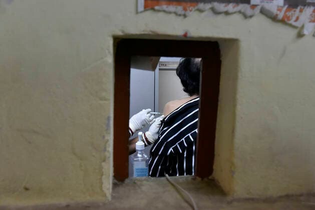 Coronavirus Emergency In Kolkata A man gets a Covaxin inside a government health centre amid coronavirus emergency in Kolkata, India, 31 May, 2021. Kolkata India aditya-notitle210531_npSaU  Copyright: xIndranilxAdityax