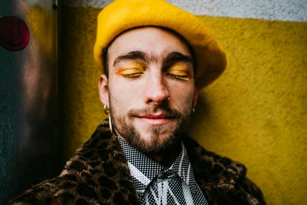 IMAGO Creative: 2021 Favoriten IMAGO Creative: 2021 Trends IMAGO Creative: Clickbait, Modetrends Young man with eyes closed wearing yellow beret Berlin, Germany, model released Copyright: xMaskotx , MA86598