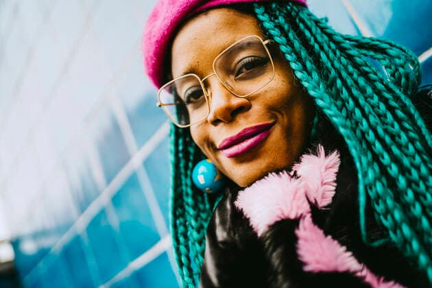 IMAGO Creative: Clickbait, Modetrends IMAGO Creative: NGO, Kunst im öffentlichen Raum und Kulturinitiativen Portrait of smiling braided hair woman wearing eyeglasses and pink lipstick Berlin, Germany, model released Copyright: xMaskotx , MA86602