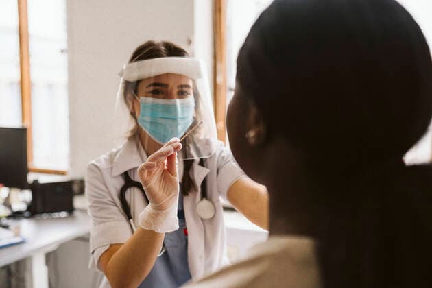 Female medical expert doing patient s medical test during COVID-19 Sweden, Stockholm, model released, property released Copyright: xMaskotx , MA86702