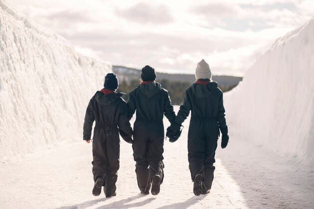 IMAGO Creative: Jahreszeit Winter, Spaziergang Full length rear view of mother holding hands of son and daughter while walking on snow during winter Sweden, Kiruna, model released Copyright: xMaskotx , MA86961