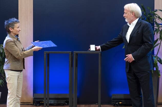 AMSTERDAM - Jaap van Dissel is presented with the Academy Medal by President of the KNAW, Ineke Sluiter. Van Dissel, RIVM director and professor, received the Academy Award for science for the way in which he advised the Minister of Health and the government s crisis team on combating Covid-19 during the corona epidemic. ANP EVERT ELZINGA Copyright: xHollandsexHoogtex xxANPx x432008703x