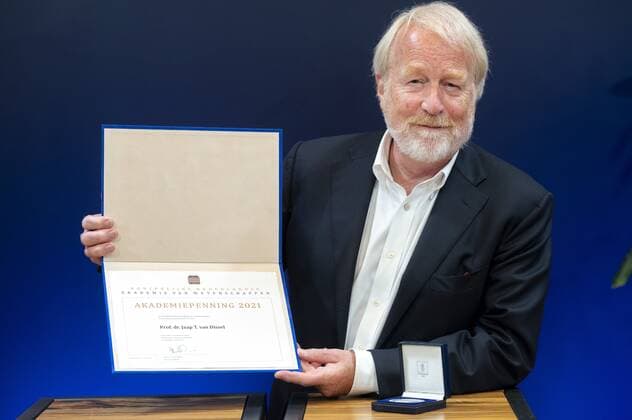 AMSTERDAM - Jaap van Dissel was presented with the Academy Medal by President of the KNAW, Ineke Sluiter. Van Dissel, RIVM director and professor, received the Academy Award for science for the way in which he advised the Minister of Health and the government s crisis team on combating Covid-19 during the corona epidemic. ANP EVERT ELZINGA Copyright: xHollandsexHoogtex xxANPx x432008713x