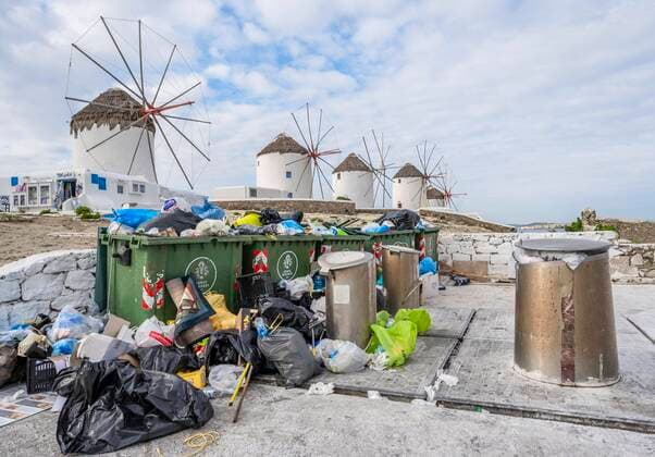 Überfüllte Mülleimer, Problem von Massentourismus, Windmühlen, Mykonos, Kykladen, Ägäis, Griechenland, Europa *** Overcrowded trash cans, problem of mass tourism, windmills, Mykonos, Cyclades, Aegean Sea, Greece, Europe Copyright: imageBROKER MoritzxWolf ibxmmw06726317.jpg