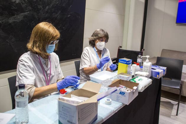 May 31, 2021, Barcelona, Catalonia, Spain: Health workers are seen preparing to vaccinate people at the Camp Nou..To accelerate the vaccination of COVID-19, the Futbol Club Barcelona has offered a space in the club s stadium, Camp Nou, for the Catalan Health Department to expand the mass immunization points. Barcelona Spain - ZUMAs197 20210531_zaa_s197_076 Copyright: xThiagoxPrudenciox