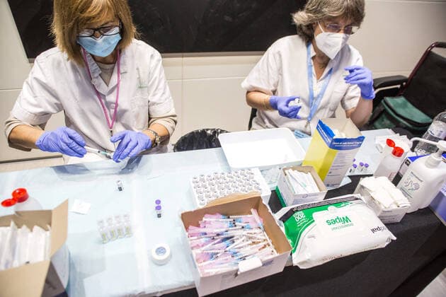 May 31, 2021, Barcelona, Catalonia, Spain: Health workers are seen preparing to vaccinate people at the Camp Nou..To accelerate the vaccination of COVID-19, the Futbol Club Barcelona has offered a space in the club s stadium, Camp Nou, for the Catalan Health Department to expand the mass immunization points. Barcelona Spain - ZUMAs197 20210531_zaa_s197_082 Copyright: xThiagoxPrudenciox