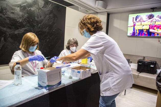 May 31, 2021, Barcelona, Catalonia, Spain: Health workers are seen preparing to vaccinate people at the Camp Nou..To accelerate the vaccination of COVID-19, the Futbol Club Barcelona has offered a space in the club s stadium, Camp Nou, for the Catalan Health Department to expand the mass immunization points. Barcelona Spain - ZUMAs197 20210531_zaa_s197_083 Copyright: xThiagoxPrudenciox