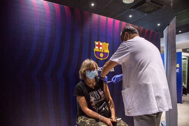 May 31, 2021, Barcelona, Catalonia, Spain: A healthcare worker administers a dose of covid-19 vaccine to a woman at the Camp Nou..To accelerate the vaccination of COVID-19, the Futbol Club Barcelona has offered a space in the club s stadium, Camp Nou, for the Catalan Health Department to expand the mass immunization points. Barcelona Spain - ZUMAs197 20210531_zaa_s197_085 Copyright: xThiagoxPrudenciox
