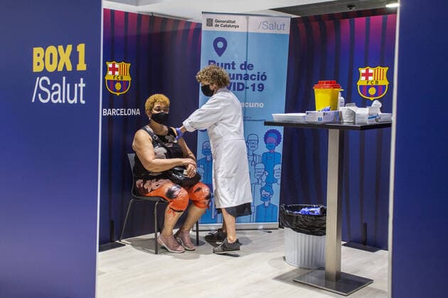 May 31, 2021, Barcelona, Catalonia, Spain: A healthcare worker administers a dose of covid-19 vaccine to a woman at the Camp Nou..To accelerate the vaccination of COVID-19, the Futbol Club Barcelona has offered a space in the club s stadium, Camp Nou, for the Catalan Health Department to expand the mass immunization points. Barcelona Spain - ZUMAs197 20210531_zaa_s197_087 Copyright: xThiagoxPrudenciox