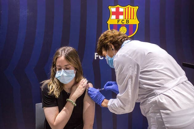May 31, 2021, Barcelona, Catalonia, Spain: A healthcare worker administers a dose of covid-19 vaccine to a woman at the Camp Nou..To accelerate the vaccination of COVID-19, the Futbol Club Barcelona has offered a space in the club s stadium, Camp Nou, for the Catalan Health Department to expand the mass immunization points. Barcelona Spain - ZUMAs197 20210531_zaa_s197_090 Copyright: xThiagoxPrudenciox